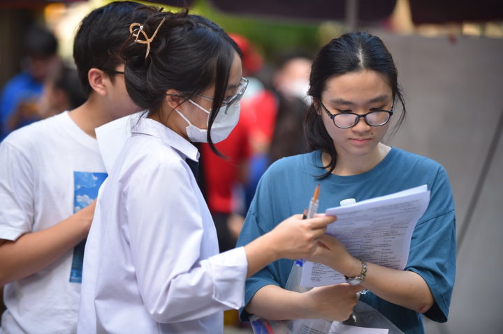 Mùa tuyển sinh lạ chưa từng có: Xét tuyển như canh bạc, thí sinh đỗ trượt mập mờ - Ảnh 1.