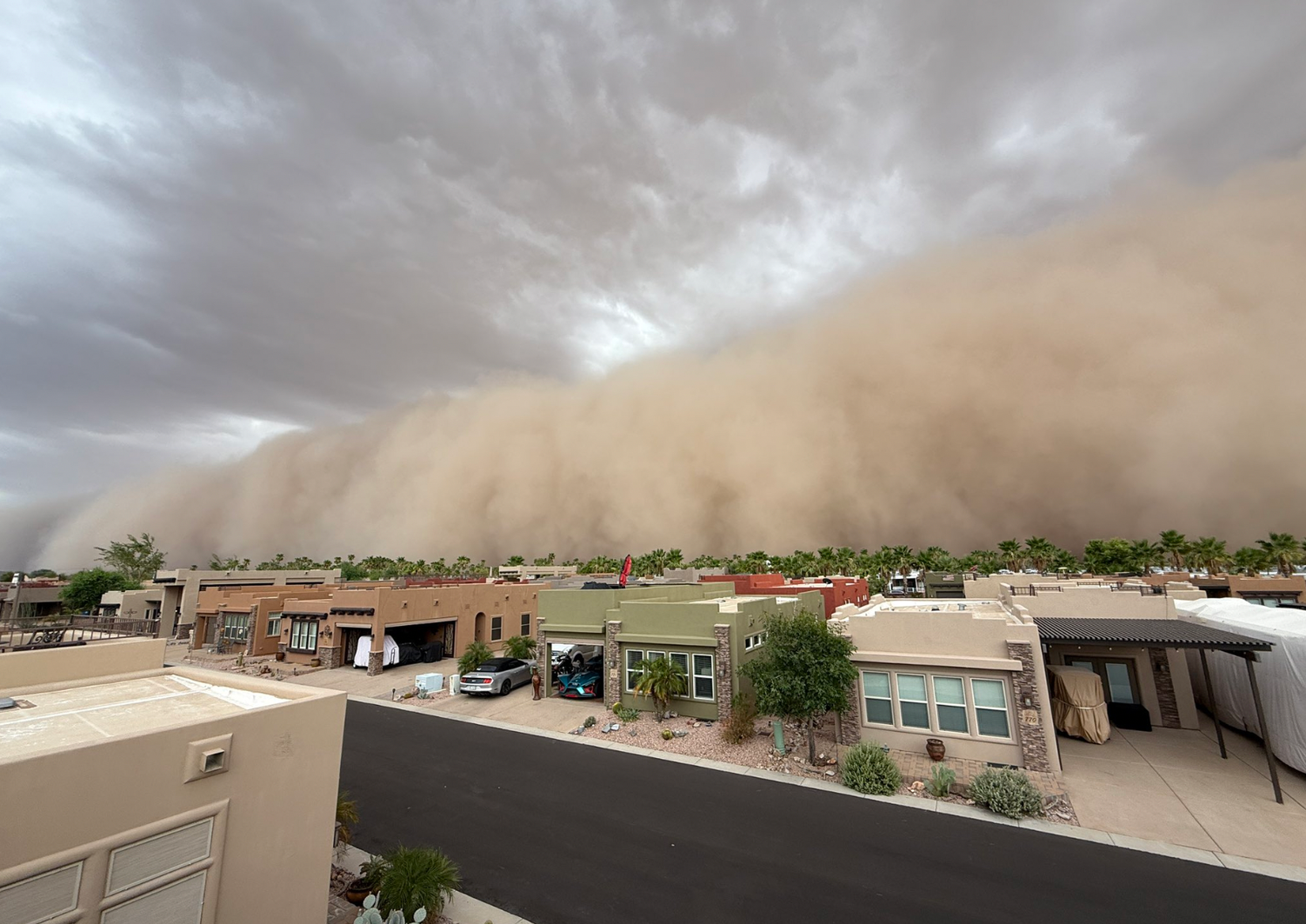 B&atilde;o bụi "nuốt chửng" một th&agrave;nh phố ở Mỹ: Video ghi lại khung cảnh kh&ocirc;ng tưởng - Ảnh 1.