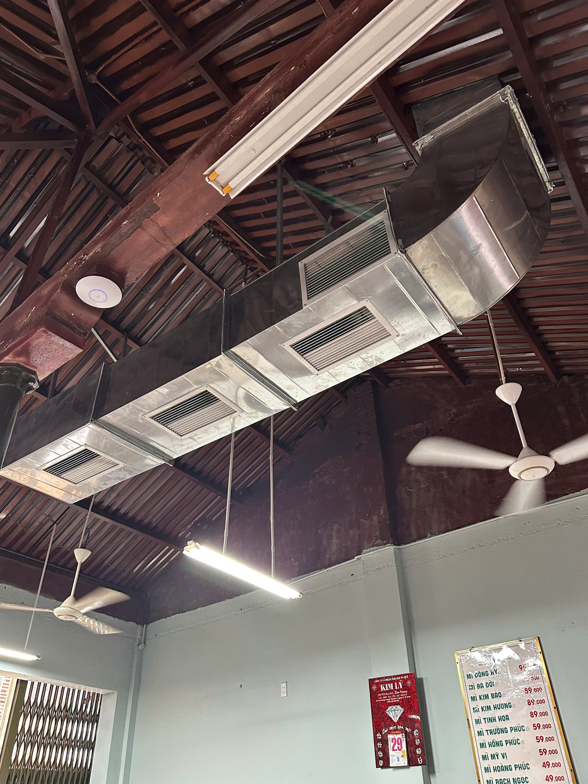 Tiệm mì bán món gia truyền, dùng toàn máy móc điện nhưng hương vị lại đỉnh thế này!- Ảnh 8.