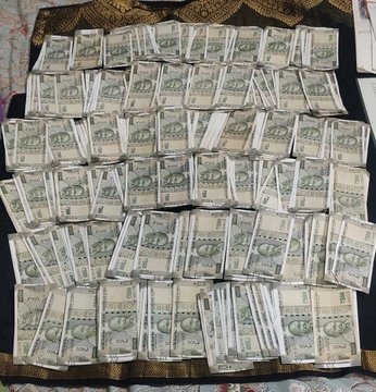 Đột kích nhà nhân viên bệnh viện phát hiện khối tài sản khổng lồ - Ảnh 2.