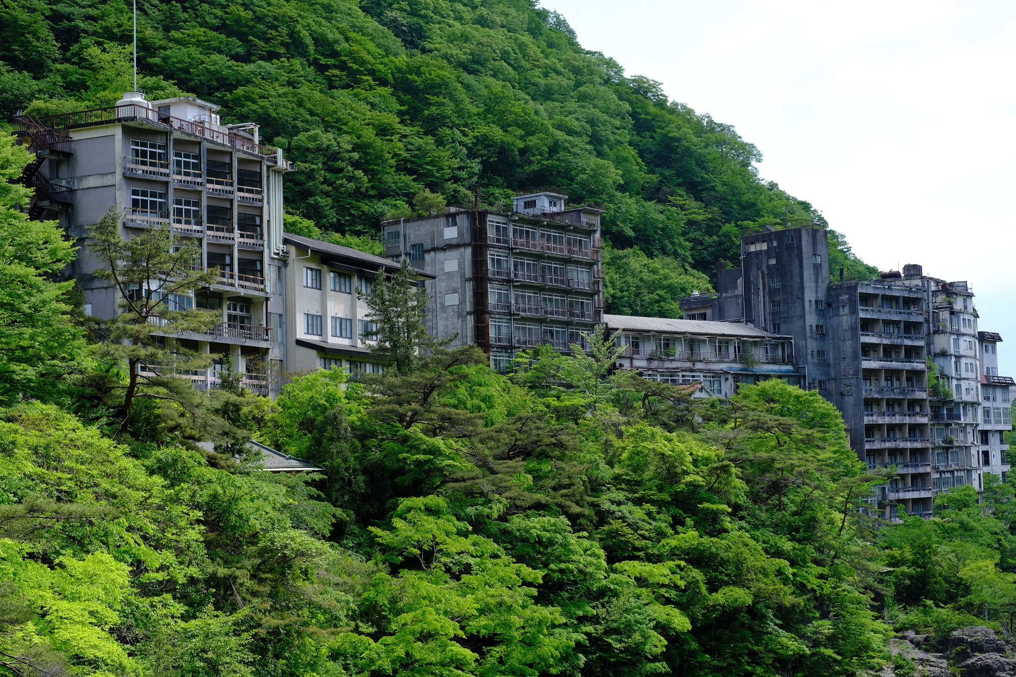 Bên trong khách sạn bị bỏ hoang ma quái nhất Nhật Bản- Ảnh 1.