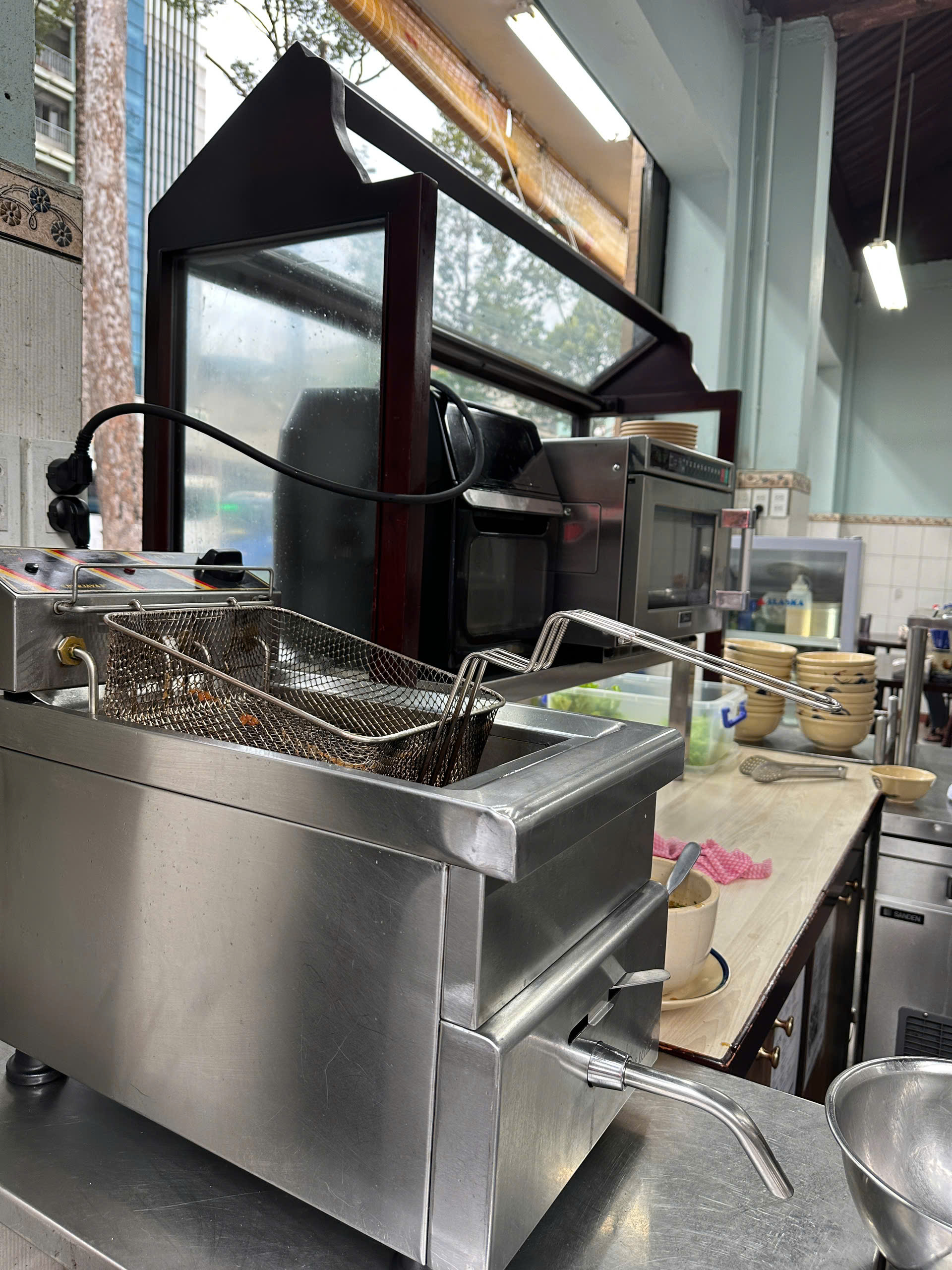 Tiệm mì bán món gia truyền, dùng toàn máy móc điện nhưng hương vị lại đỉnh thế này!- Ảnh 5.