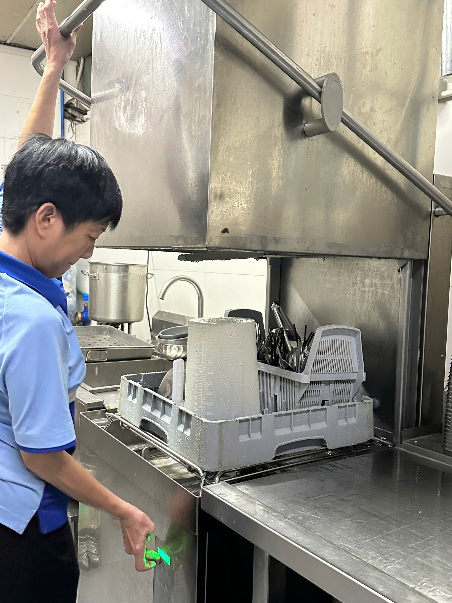 Tiệm mì bán món gia truyền, dùng toàn máy móc điện nhưng hương vị lại đỉnh thế này!- Ảnh 4.