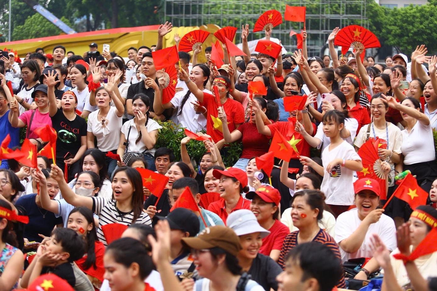Chính thức: Tặng 100.000 đồng/người cho toàn dân ăn Tết Độc lập - Ảnh 1. Chính thức: Tặng 100.000 đồng/người cho toàn dân ăn Tết Độc lập - Ảnh 1.