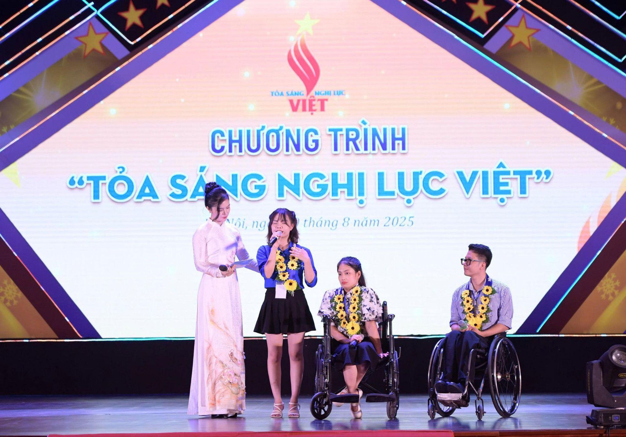 Xúc động 25 câu chuyện bền bỉ tạo thành công tại “Tỏa sáng Nghị lực Việt” 2025 - Ảnh 1.