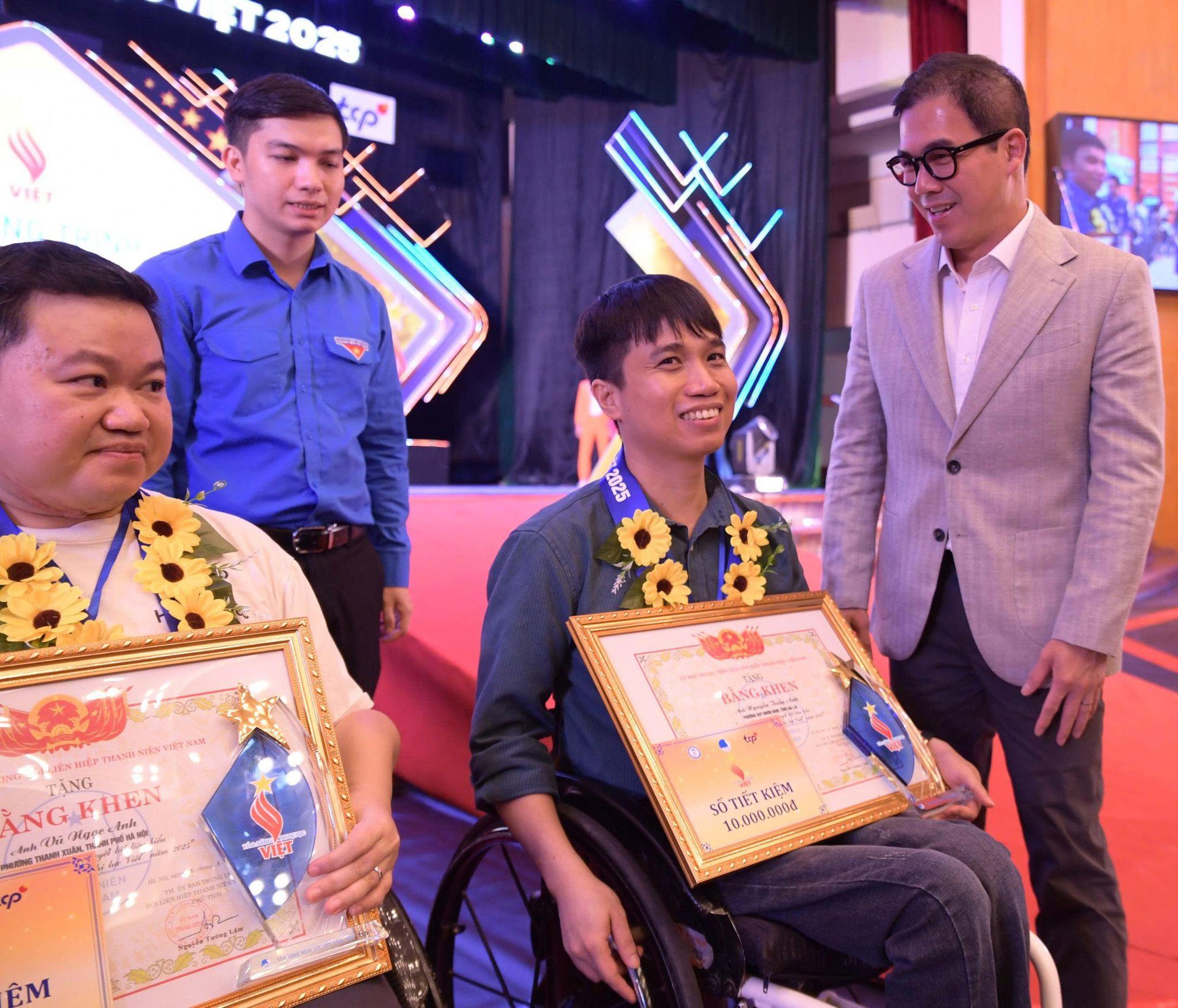 Xúc động 25 câu chuyện bền bỉ tạo thành công tại “Tỏa sáng Nghị lực Việt” 2025 - Ảnh 2.