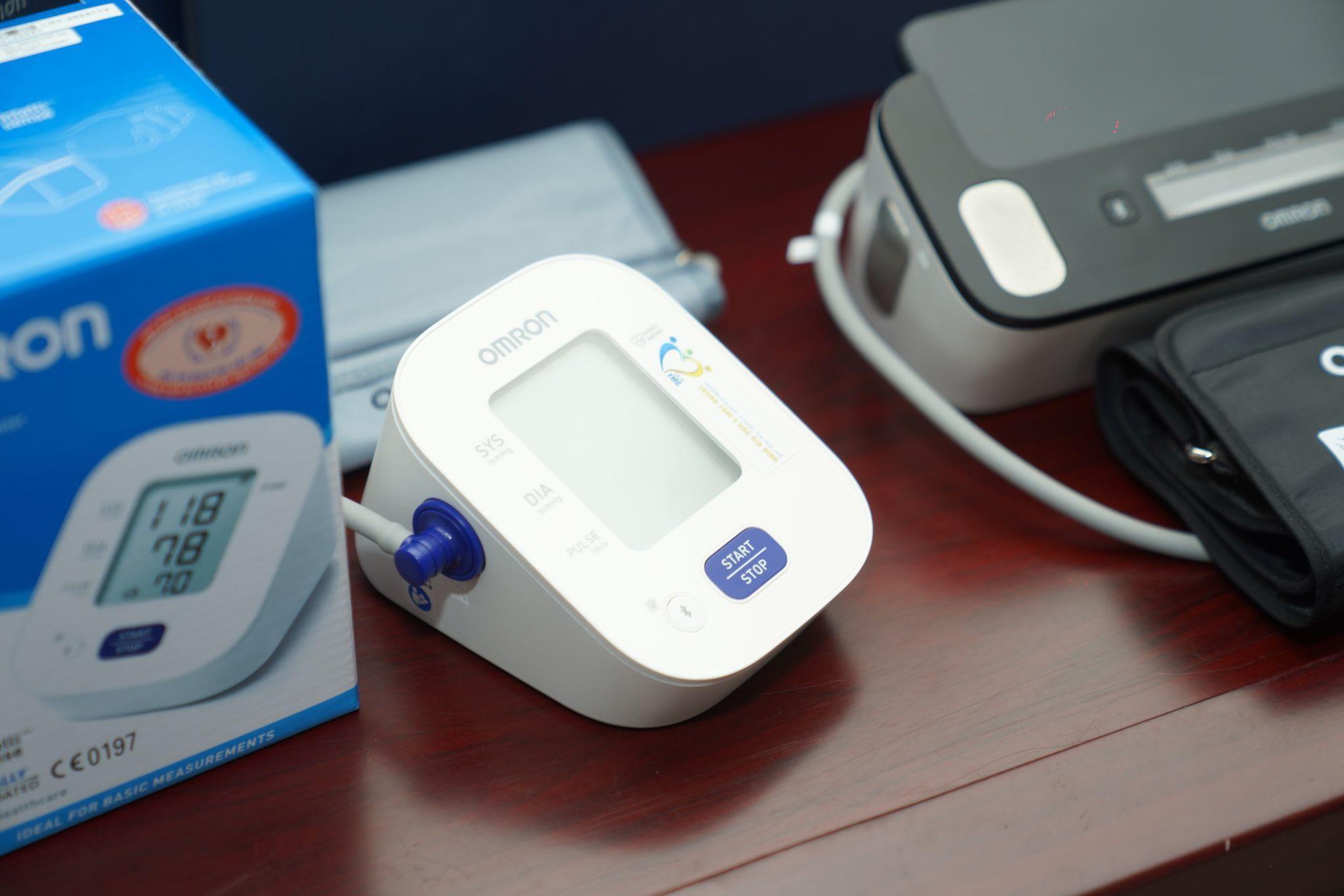 OMRON hỗ trợ y tế tuyến cơ sở ph&aacute;t hiện sớm tăng huyết &aacute;p kh&ocirc;ng triệu chứng với thiết bị hiện đại - Ảnh 1.
