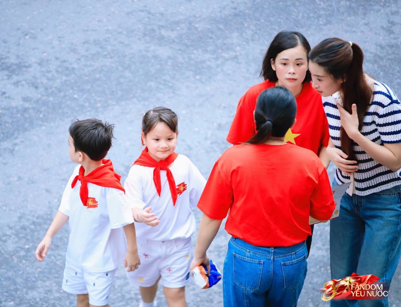 Đỗ Mỹ Linh nổi bần bật giữa dòng người xem A80, gây chú ý khi dắt theo 3 "hot kid" cháu bầu Hiển - Ảnh 6. Đỗ Mỹ Linh nổi bần bật giữa dòng người xem A80, gây chú ý khi dắt theo 3 "hot kid" cháu bầu Hiển - Ảnh 6.