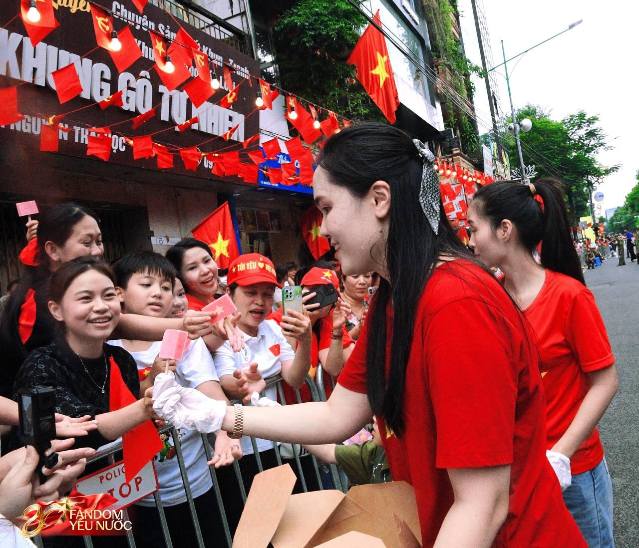 Vợ Duy Mạnh gây sốt với khoảnh khắc dựa dẫm vào mẹ - phu nhân cựu Chủ tịch CLB Sài Gòn khi xem A80- Ảnh 2. Vợ Duy Mạnh gây sốt với khoảnh khắc dựa dẫm vào mẹ - phu nhân cựu Chủ tịch CLB Sài Gòn khi xem A80- Ảnh 2.