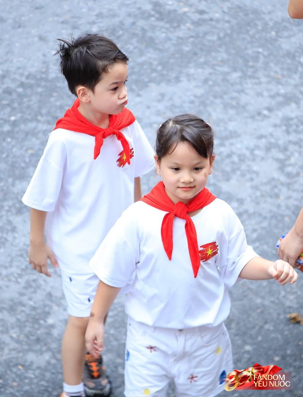 Đỗ Mỹ Linh nổi bần bật giữa dòng người xem A80, gây chú ý khi dắt theo 3 "hot kid" cháu bầu Hiển - Ảnh 7. Đỗ Mỹ Linh nổi bần bật giữa dòng người xem A80, gây chú ý khi dắt theo 3 "hot kid" cháu bầu Hiển - Ảnh 7.