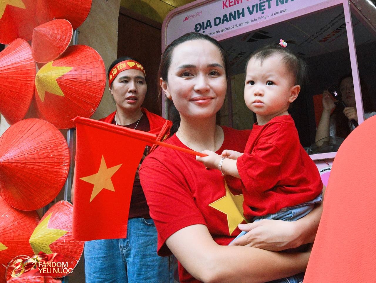 Vợ Duy Mạnh gây sốt với khoảnh khắc dựa dẫm vào mẹ - phu nhân cựu Chủ tịch CLB Sài Gòn khi xem A80- Ảnh 5. Vợ Duy Mạnh gây sốt với khoảnh khắc dựa dẫm vào mẹ - phu nhân cựu Chủ tịch CLB Sài Gòn khi xem A80- Ảnh 5.