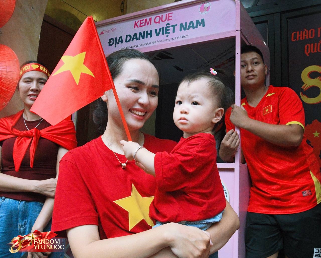 Vợ Duy Mạnh gây sốt với khoảnh khắc dựa dẫm vào mẹ - phu nhân cựu Chủ tịch CLB Sài Gòn khi xem A80- Ảnh 7. Vợ Duy Mạnh gây sốt với khoảnh khắc dựa dẫm vào mẹ - phu nhân cựu Chủ tịch CLB Sài Gòn khi xem A80- Ảnh 7.