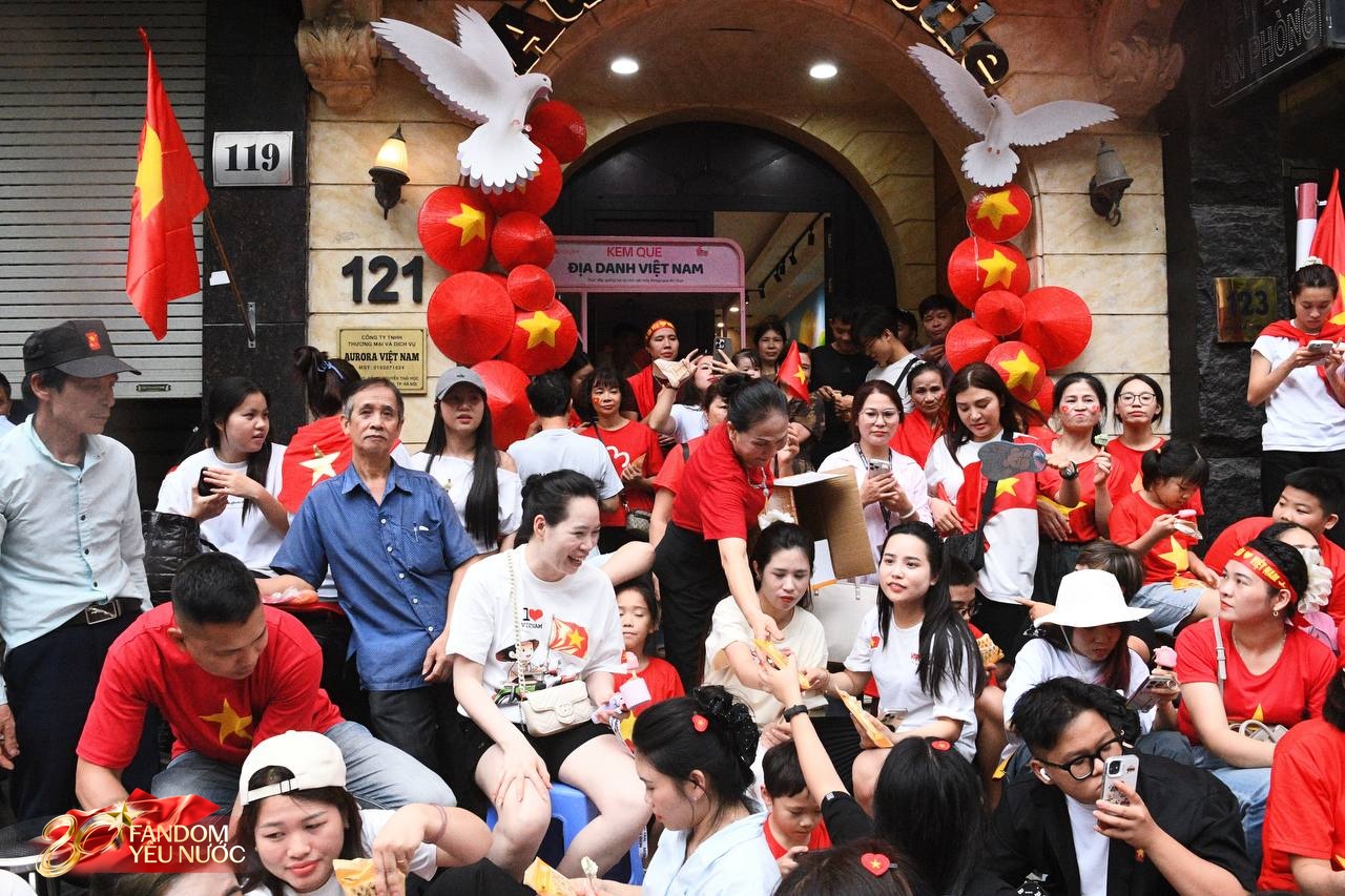 Vợ Duy Mạnh gây sốt với khoảnh khắc dựa dẫm vào mẹ - phu nhân cựu Chủ tịch CLB Sài Gòn khi xem A80- Ảnh 4. Vợ Duy Mạnh gây sốt với khoảnh khắc dựa dẫm vào mẹ - phu nhân cựu Chủ tịch CLB Sài Gòn khi xem A80- Ảnh 4.