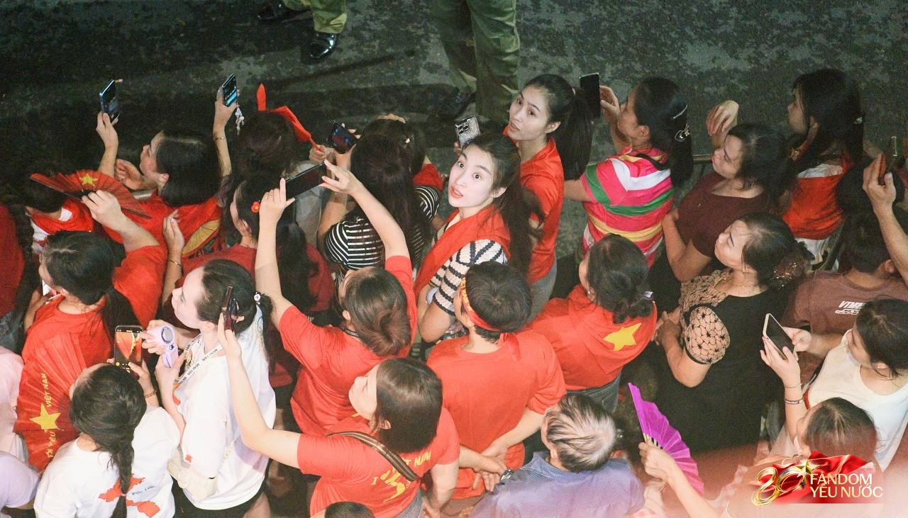 Đỗ Mỹ Linh nổi bần bật giữa dòng người xem A80, gây chú ý khi dắt theo 3 "hot kid" cháu bầu Hiển - Ảnh 1. Đỗ Mỹ Linh nổi bần bật giữa dòng người xem A80, gây chú ý khi dắt theo 3 "hot kid" cháu bầu Hiển - Ảnh 1.