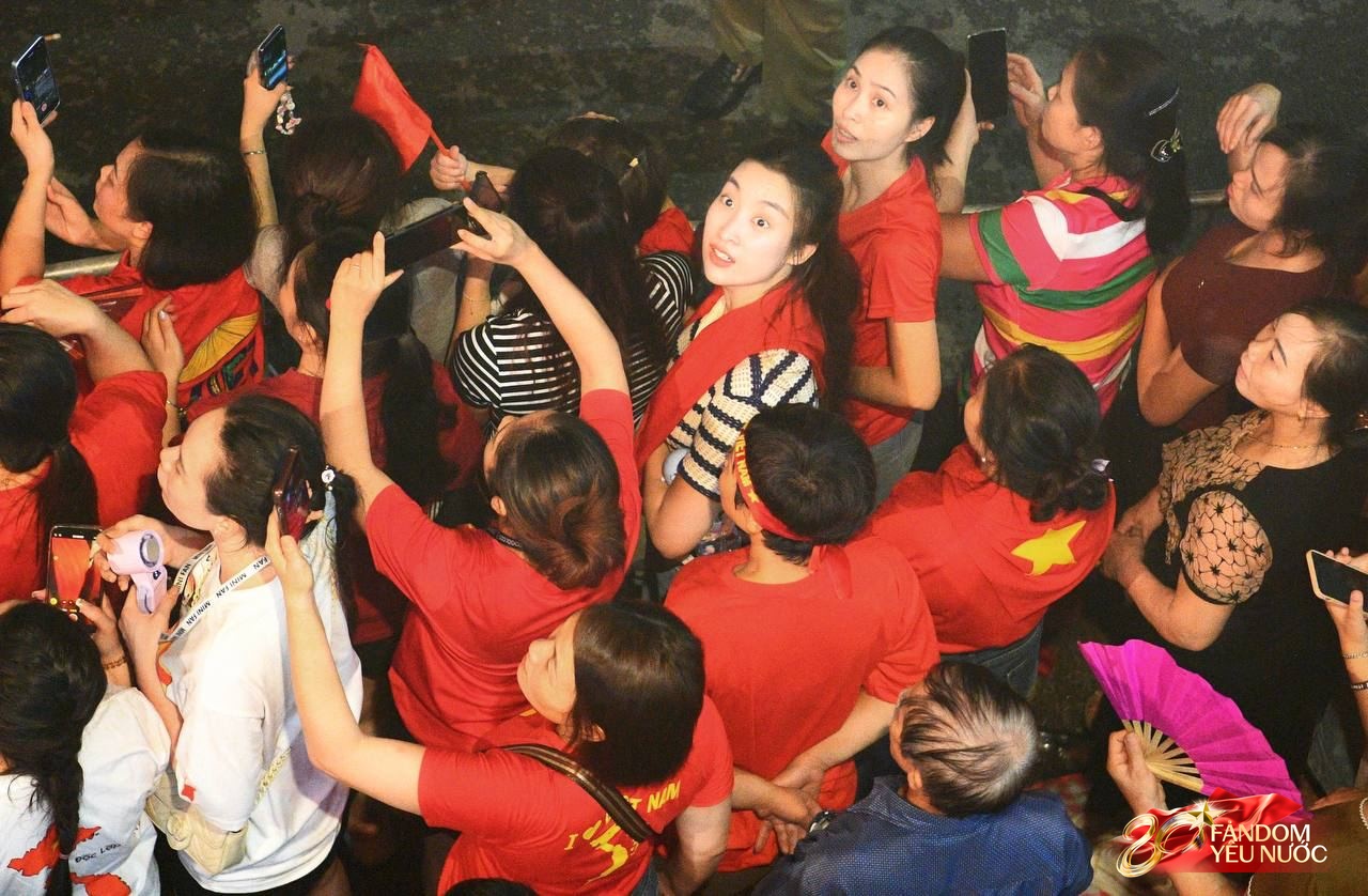 Đỗ Mỹ Linh nổi bần bật giữa dòng người xem A80, gây chú ý khi dắt theo 3 "hot kid" cháu bầu Hiển - Ảnh 2. Đỗ Mỹ Linh nổi bần bật giữa dòng người xem A80, gây chú ý khi dắt theo 3 "hot kid" cháu bầu Hiển - Ảnh 2.