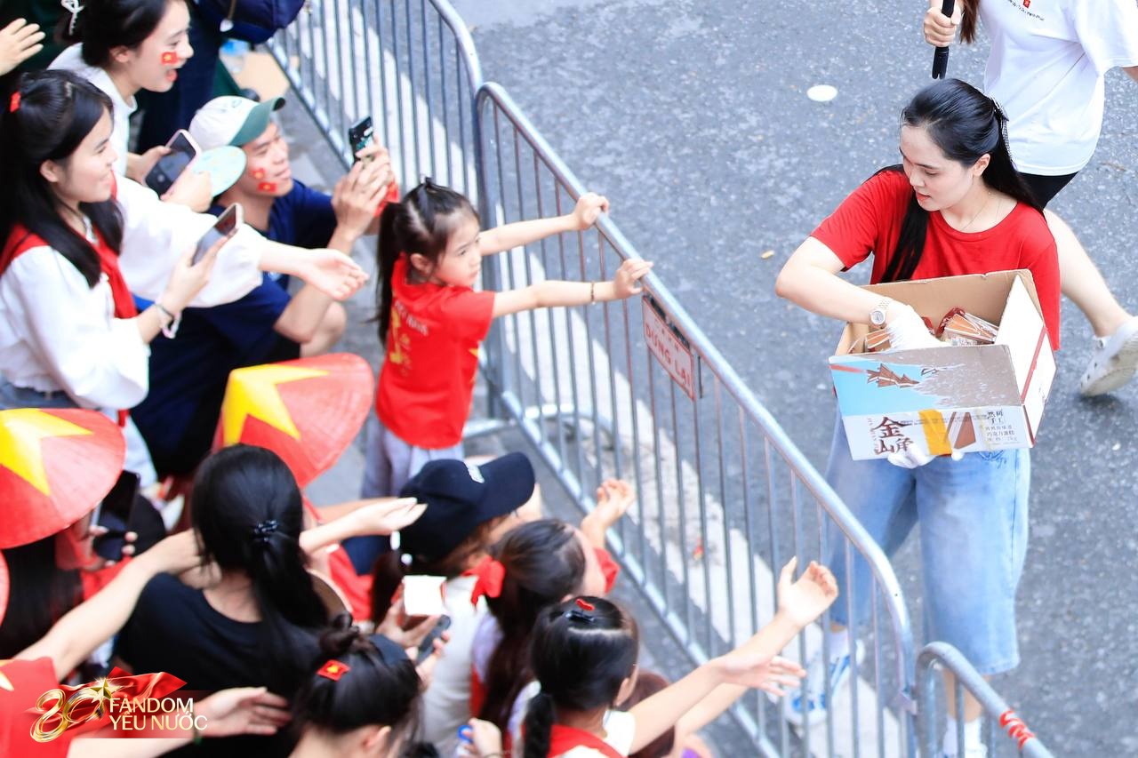 Vợ Duy Mạnh gây sốt với khoảnh khắc dựa dẫm vào mẹ - phu nhân cựu Chủ tịch CLB Sài Gòn khi xem A80- Ảnh 1. Vợ Duy Mạnh gây sốt với khoảnh khắc dựa dẫm vào mẹ - phu nhân cựu Chủ tịch CLB Sài Gòn khi xem A80- Ảnh 1.