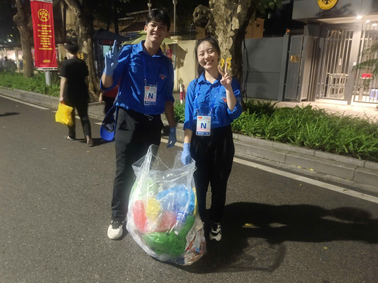 VIDEO: Những nữ sinh viên xinh xắn xuyên đêm don rác trong những ngày lễ A80- Ảnh 6.