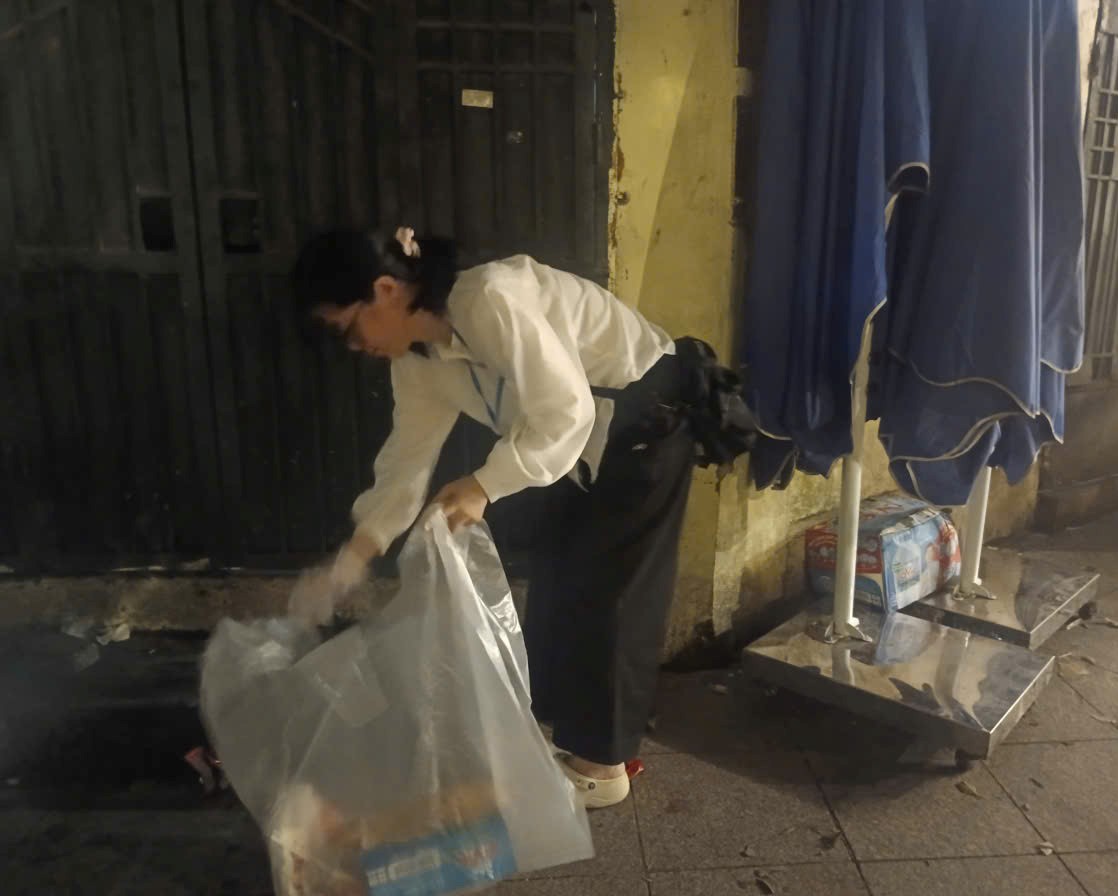 VIDEO: Những nữ sinh viên xinh xắn xuyên đêm don rác trong những ngày lễ A80- Ảnh 7.