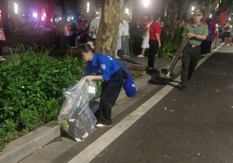VIDEO: Những nữ sinh viên xinh xắn xuyên đêm don rác trong những ngày lễ A80- Ảnh 3.