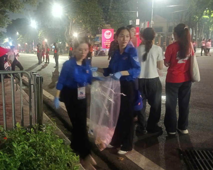 VIDEO: Những nữ sinh viên xinh xắn xuyên đêm don rác trong những ngày lễ A80- Ảnh 5.