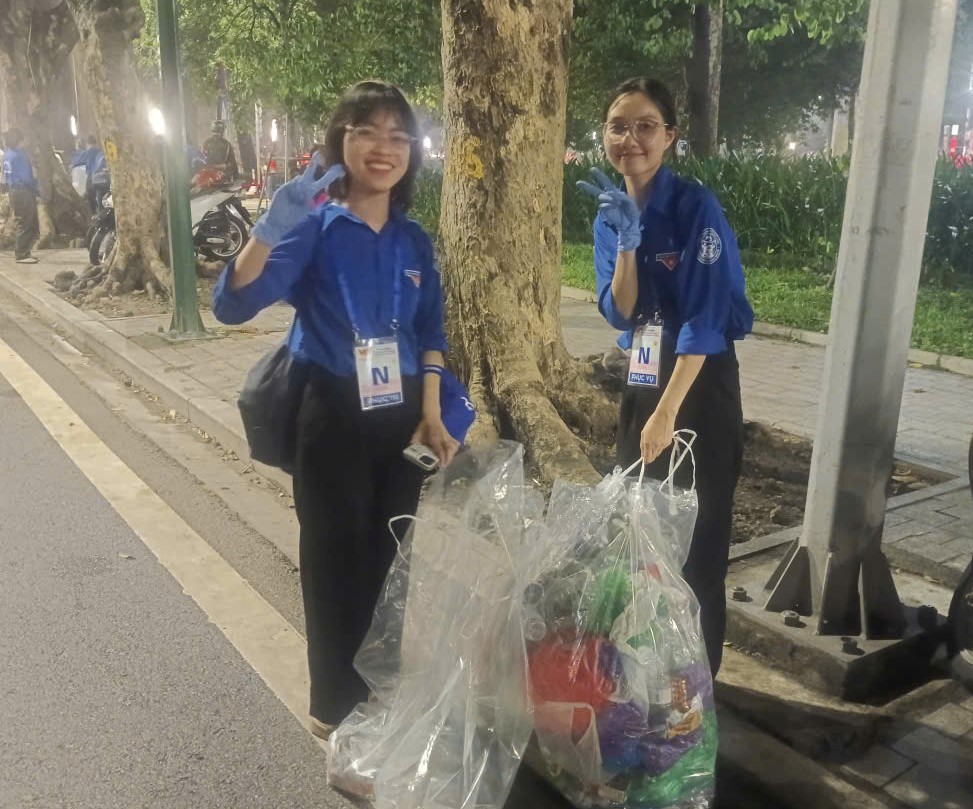 VIDEO: Những nữ sinh viên xinh xắn xuyên đêm don rác trong những ngày lễ A80- Ảnh 2.