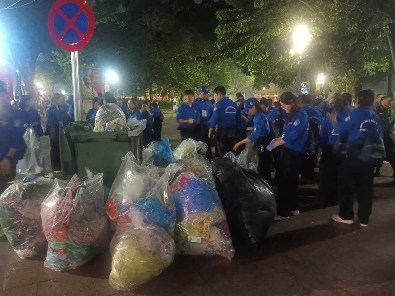 VIDEO: Những nữ sinh viên xinh xắn xuyên đêm don rác trong những ngày lễ A80- Ảnh 8.