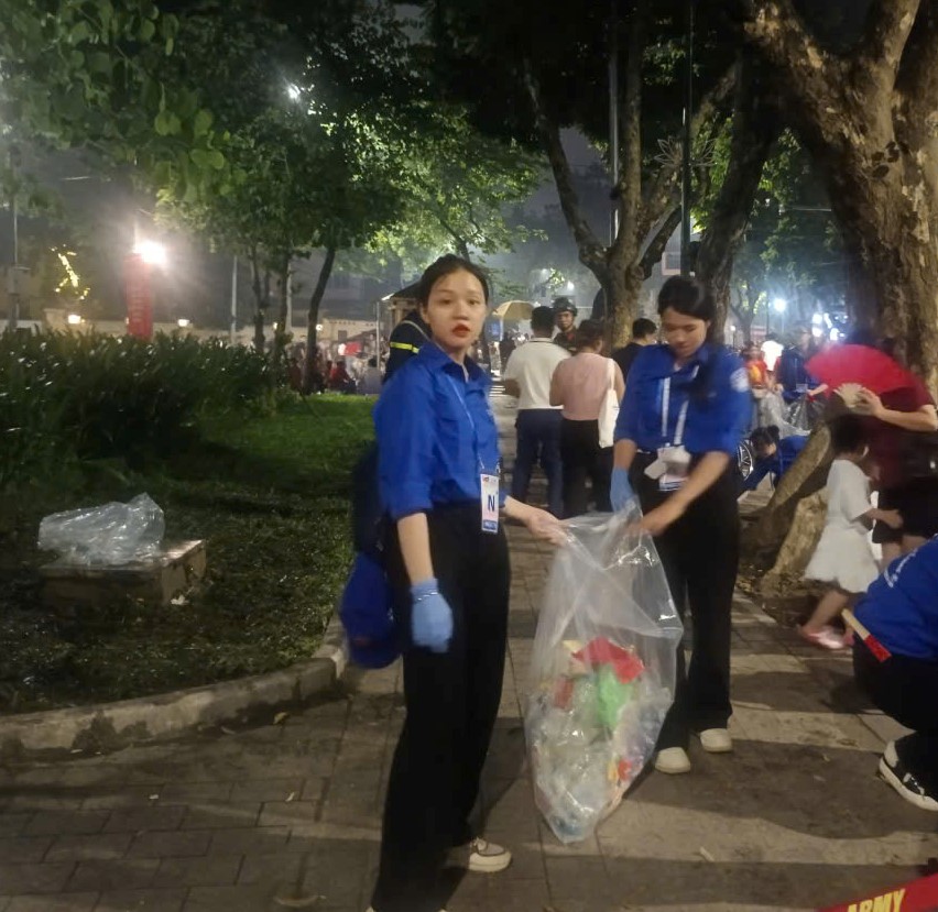 VIDEO: Những nữ sinh viên xinh xắn xuyên đêm don rác trong những ngày lễ A80- Ảnh 4.