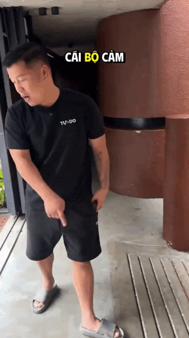 Viral nhất TikTok: Ngôi nhà "bất khả xâm phạm" giữa biển nước Hà Nội nhờ cửa chống ngập 200 triệu, chủ nhà là ông trùm chuỗi Nhậu Tự Do cực hot! - Ảnh 4.