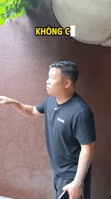 Viral nhất TikTok: Ngôi nhà "bất khả xâm phạm" giữa biển nước Hà Nội nhờ cửa chống ngập 200 triệu, chủ nhà là ông trùm chuỗi Nhậu Tự Do cực hot! - Ảnh 2.