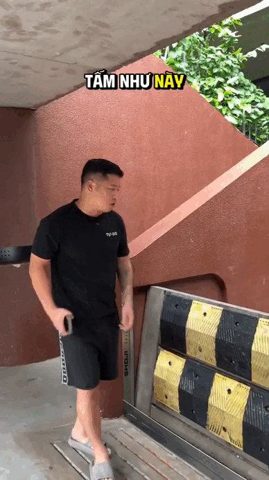 Viral nhất TikTok: Ngôi nhà "bất khả xâm phạm" giữa biển nước Hà Nội nhờ cửa chống ngập 200 triệu, chủ nhà là ông trùm chuỗi Nhậu Tự Do cực hot! - Ảnh 3.