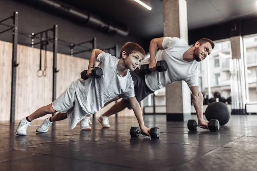 Tranh cãi 'trẻ tập gym bị lùn', bác sĩ nói gì? - Ảnh 2.