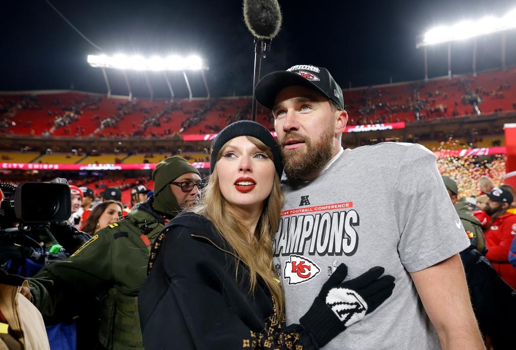 Hợp đồng tiền hôn nhân của Taylor Swift - Travis Kelce: Cầu thủ 1m96 chịu thiệt ký thỏa thuận "3 không"?- Ảnh 1. Hợp đồng tiền hôn nhân của Taylor Swift - Travis Kelce: Cầu thủ 1m96 chịu thiệt ký thỏa thuận "3 không"?- Ảnh 1.