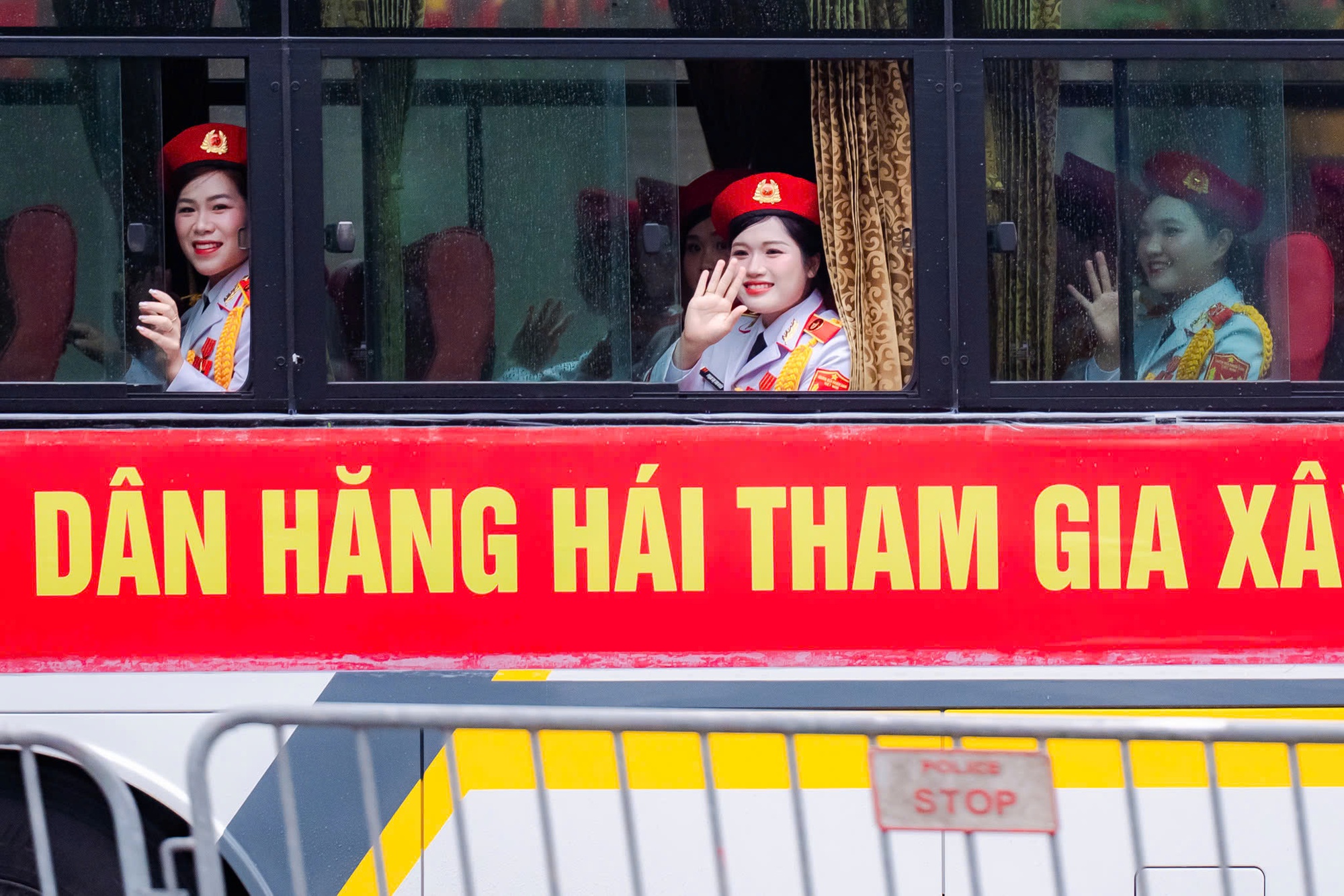 VIDEO: Khoảnh khắc đáng yêu mà bộ đội và người dân dành cho nhau tại điểm tập kết tối Sơ duyệt A80- Ảnh 7. VIDEO: Khoảnh khắc đáng yêu mà bộ đội và người dân dành cho nhau tại điểm tập kết tối Sơ duyệt A80- Ảnh 7.
