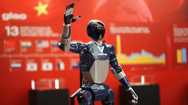 CLIP: Robot "made in Việt Nam" chuẩn Hoa hậu thân thiện, 1 ông chú tiến đến làm hành động bất ngờ - Ảnh 1. CLIP: Robot "made in Việt Nam" chuẩn Hoa hậu thân thiện, 1 ông chú tiến đến làm hành động bất ngờ - Ảnh 1.