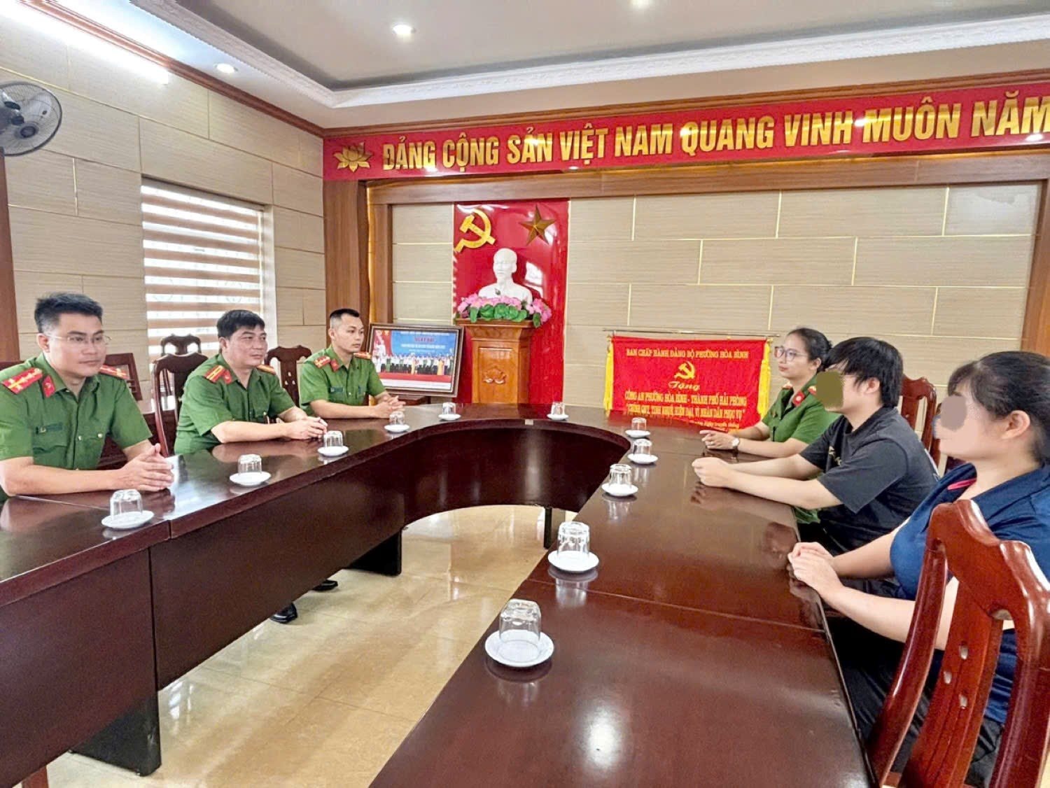 Nhận được yêu cầu chuyển khoản 200 triệu đồng từ số điện thoại 0838.606.13, người phụ nữ ngay lập tức trình báo Công an - Ảnh 1.