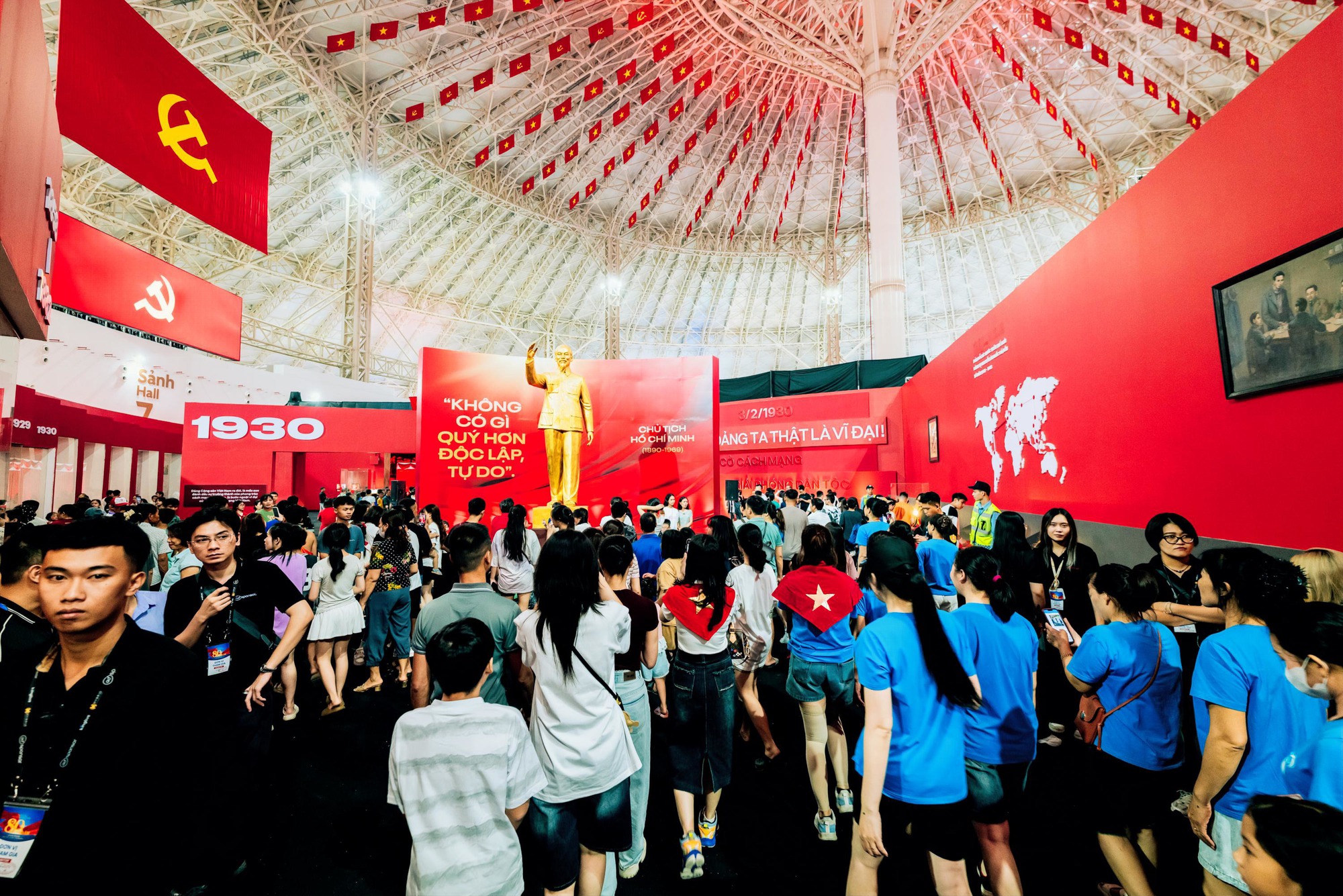 Công nghệ số hóa thổi hồn vào lịch sử tại triển lãm 95 năm cờ Đảng soi đường - Ảnh 1. Công nghệ số hóa thổi hồn vào lịch sử tại triển lãm 95 năm cờ Đảng soi đường - Ảnh 1.