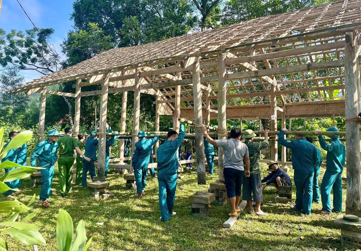 Hố tử thần không đáy xuất hiện tại Lạng Sơn , gia đình phải di dời khẩn cấp - Ảnh 2.