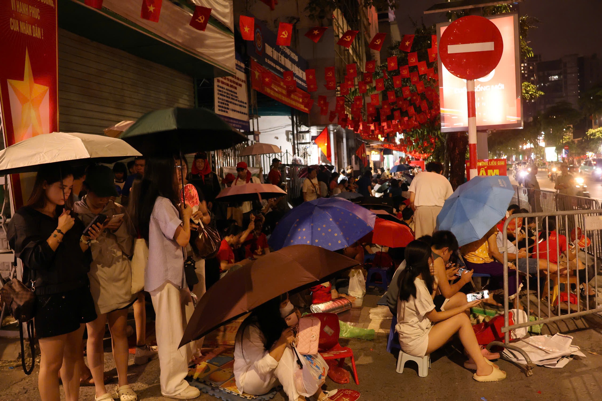Hà Nội mưa to , hàng ngàn người chờ Tổng duyệt diễu hành A80 xuyên đêm - Ảnh 6.