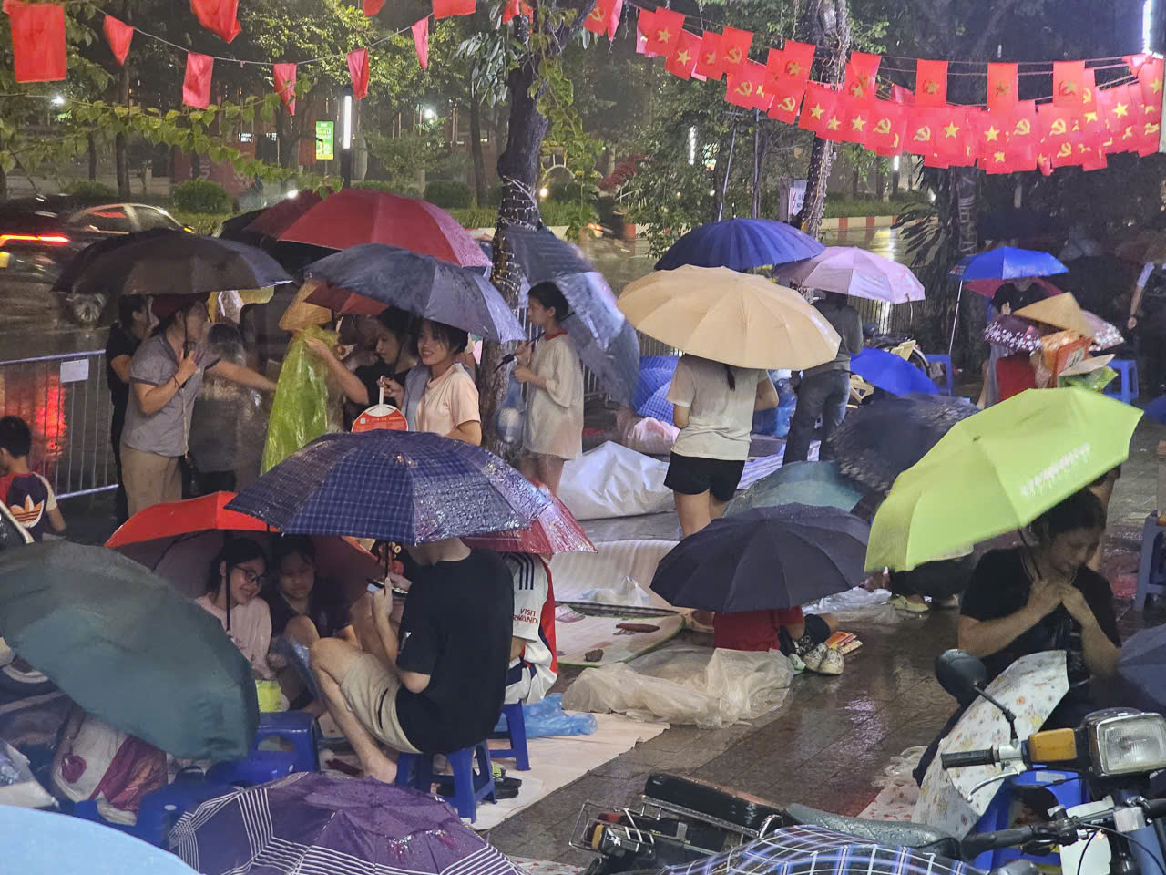 Hà Nội mưa to , hàng ngàn người chờ Tổng duyệt diễu hành A80 xuyên đêm - Ảnh 3. Hà Nội mưa to , hàng ngàn người chờ Tổng duyệt diễu hành A80 xuyên đêm - Ảnh 3.