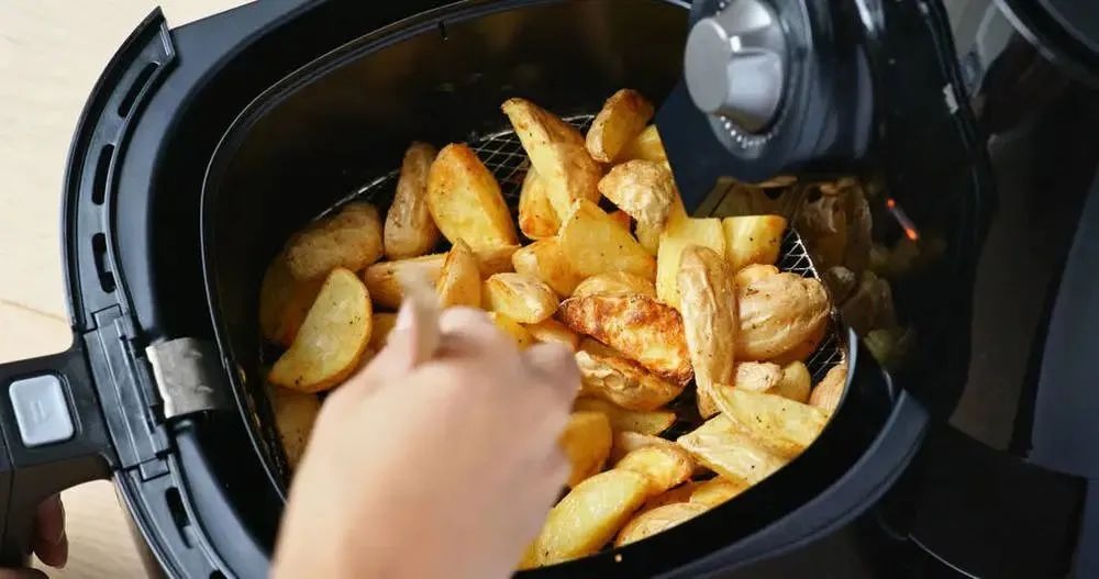 99% người không biết 5 điều này khi dùng nồi chiên không dầu, đặc biệt số 4 sẽ khiến bạn chột dạ!- Ảnh 1. 99% người không biết 5 điều này khi dùng nồi chiên không dầu, đặc biệt số 4 sẽ khiến bạn chột dạ!- Ảnh 1.