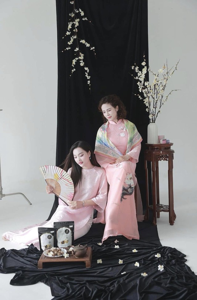 Cựu BTV VTC tiết lộ: Mẹ chồng quản lý hàng trăm nhân viên nhưng vẫn đi bê đồ phụ con dâu bán hàng- Ảnh 5. Cựu BTV VTC tiết lộ: Mẹ chồng quản lý hàng trăm nhân viên nhưng vẫn đi bê đồ phụ con dâu bán hàng- Ảnh 5.