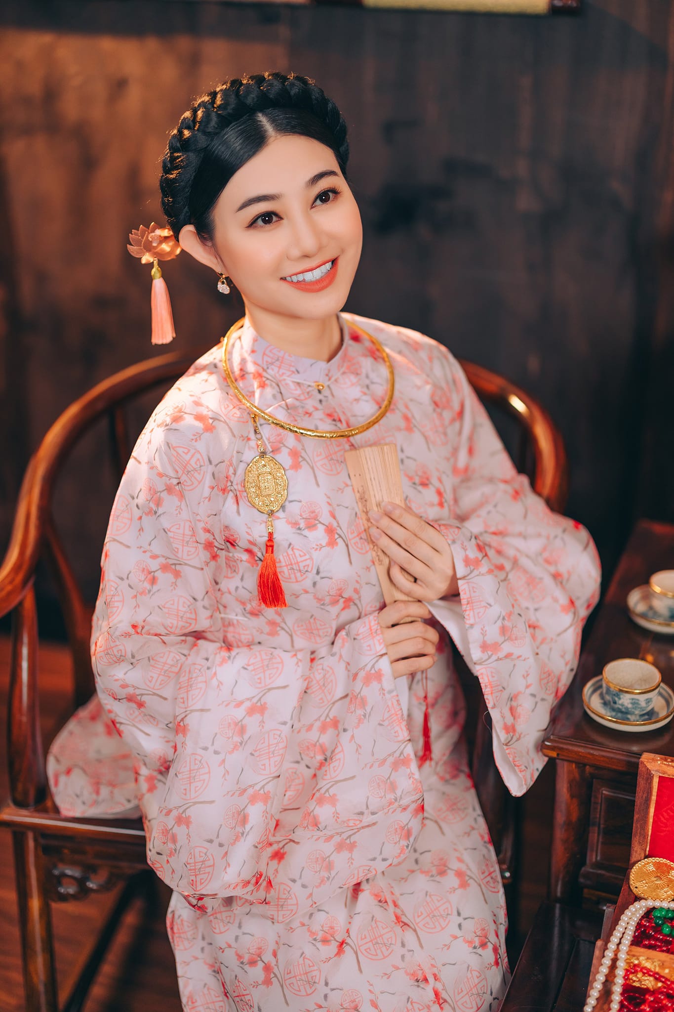 Nữ NSND giàu bậc nhất làng cải lương lần đầu công khai có chồng, ở biệt thự như cung điện, đi Roll Royce - Ảnh 2. Nữ NSND giàu bậc nhất làng cải lương lần đầu công khai có chồng, ở biệt thự như cung điện, đi Roll Royce - Ảnh 2.