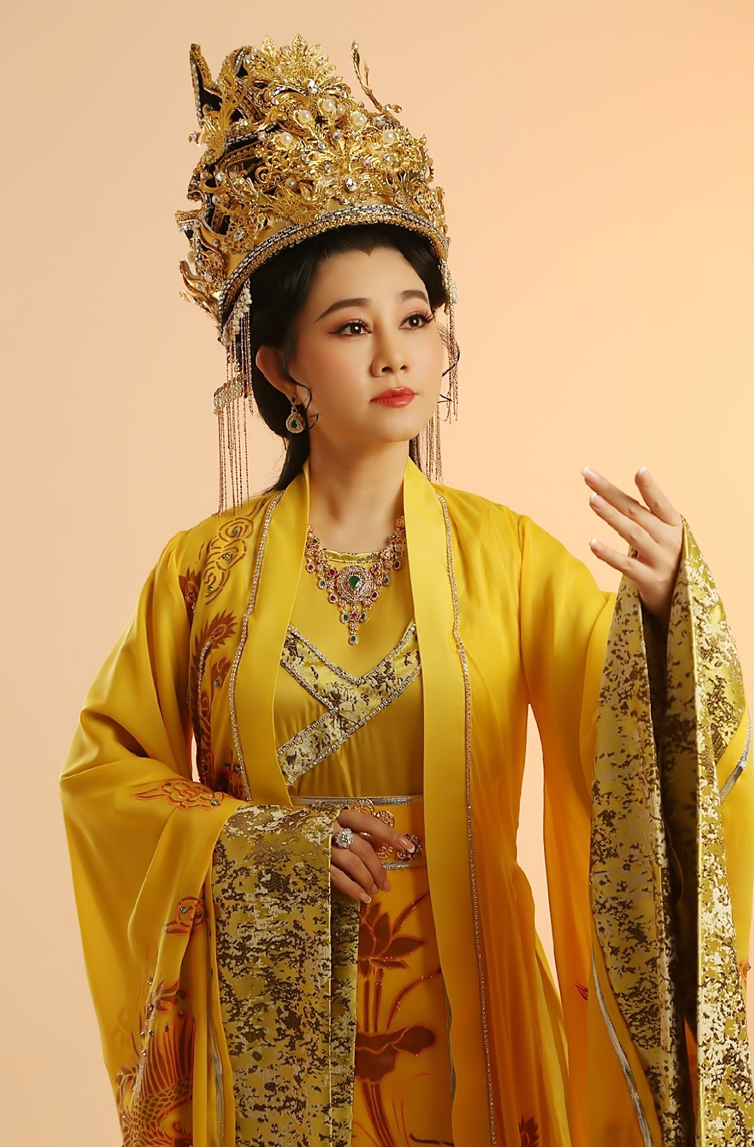 Nữ NSND giàu bậc nhất làng cải lương lần đầu công khai có chồng, ở biệt thự như cung điện, đi Roll Royce - Ảnh 1. Nữ NSND giàu bậc nhất làng cải lương lần đầu công khai có chồng, ở biệt thự như cung điện, đi Roll Royce - Ảnh 1.
