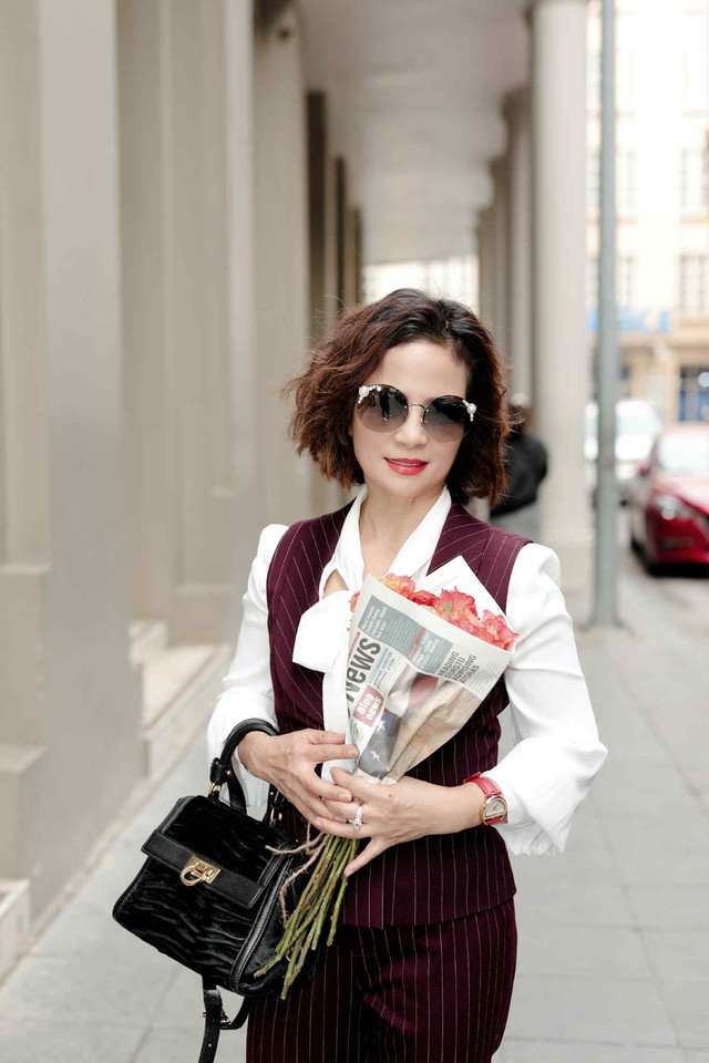 Cựu BTV VTC tiết lộ: Mẹ chồng quản lý hàng trăm nhân viên nhưng vẫn đi bê đồ phụ con dâu bán hàng- Ảnh 8. Cựu BTV VTC tiết lộ: Mẹ chồng quản lý hàng trăm nhân viên nhưng vẫn đi bê đồ phụ con dâu bán hàng- Ảnh 8.