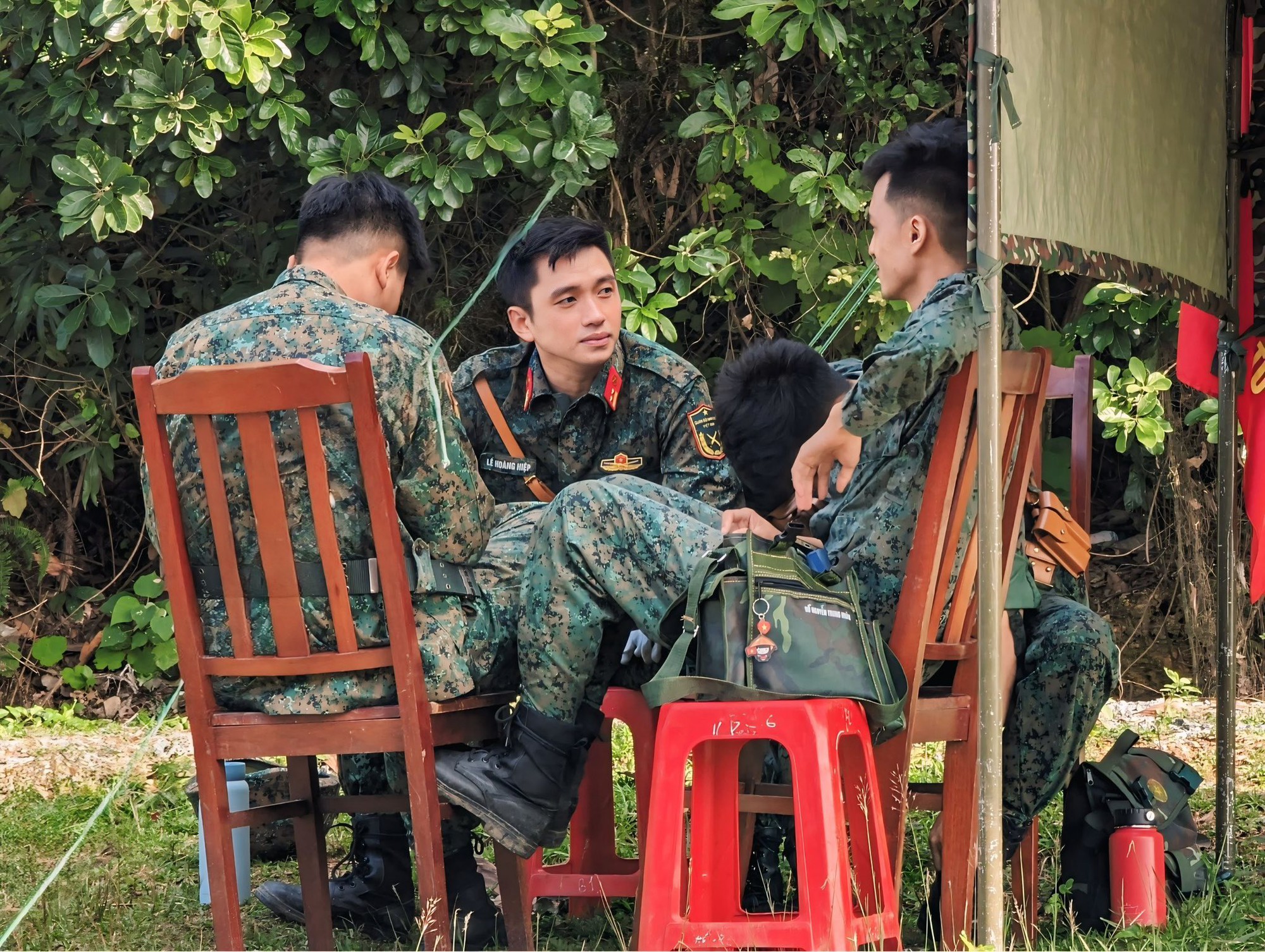 Thượng uý Lê Hoàng Hiệp được đồng đội Thượng uý Lê Hoàng Hiệp được đồng đội