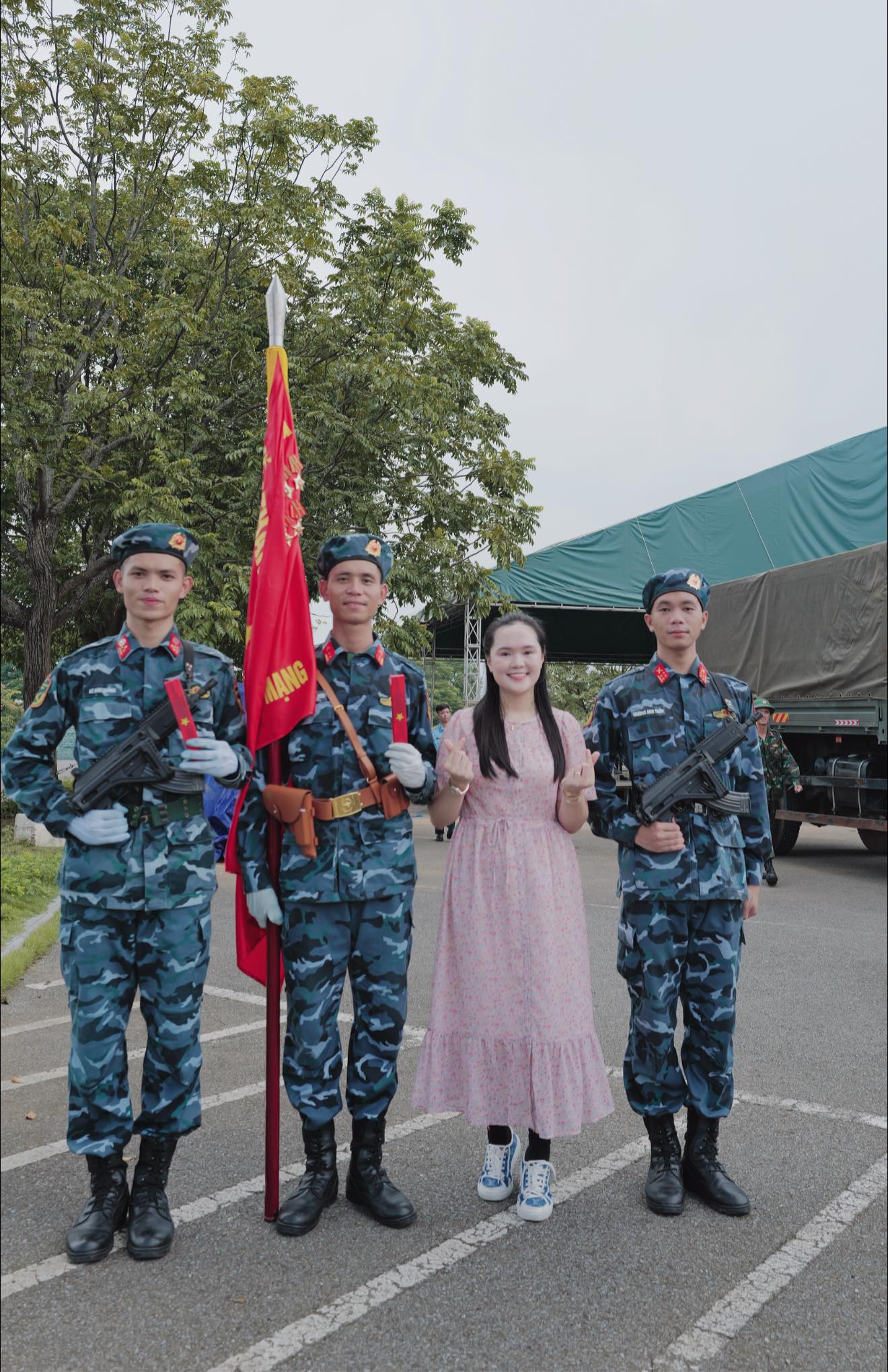 Tiểu thư Quỳnh Anh lên đồ như công chúa cùng Duy Mạnh đi đu chiến sĩ 80, khoe ảnh "thắng đời 1-0" - Ảnh 2. Tiểu thư Quỳnh Anh lên đồ như công chúa cùng Duy Mạnh đi đu chiến sĩ 80, khoe ảnh "thắng đời 1-0" - Ảnh 2.