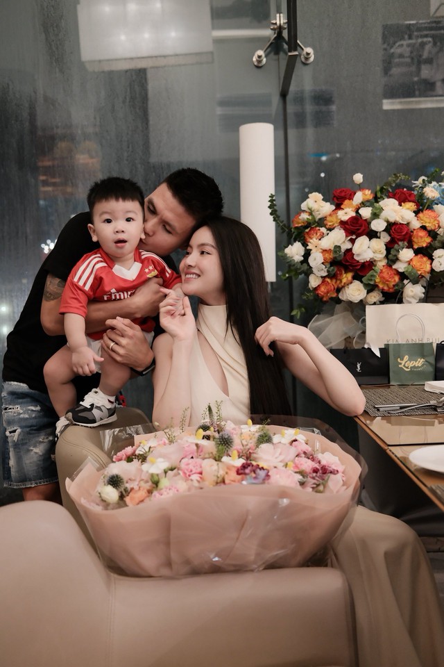 Quang Hải ôm eo, kề má thơm Chu Thanh Huyền cực tình gây sốt cõi mạng- Ảnh 4. Quang Hải ôm eo, kề má thơm Chu Thanh Huyền cực tình gây sốt cõi mạng- Ảnh 4.