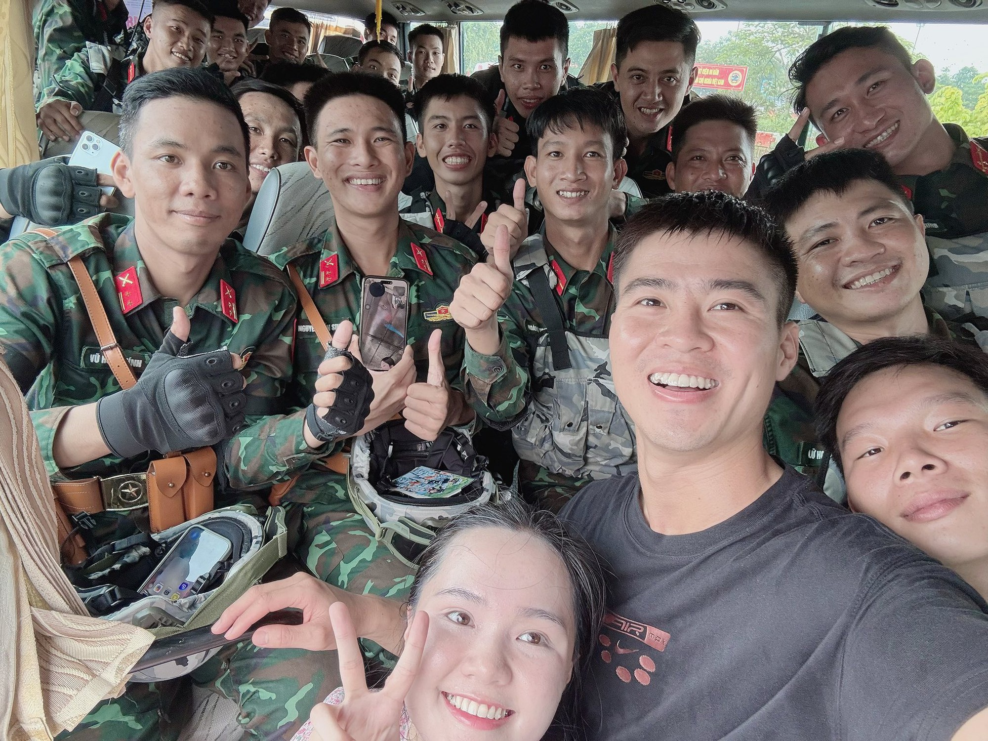 Tiểu thư Quỳnh Anh lên đồ như công chúa cùng Duy Mạnh đi đu chiến sĩ 80, khoe ảnh "thắng đời 1-0" - Ảnh 1. Tiểu thư Quỳnh Anh lên đồ như công chúa cùng Duy Mạnh đi đu chiến sĩ 80, khoe ảnh "thắng đời 1-0" - Ảnh 1.