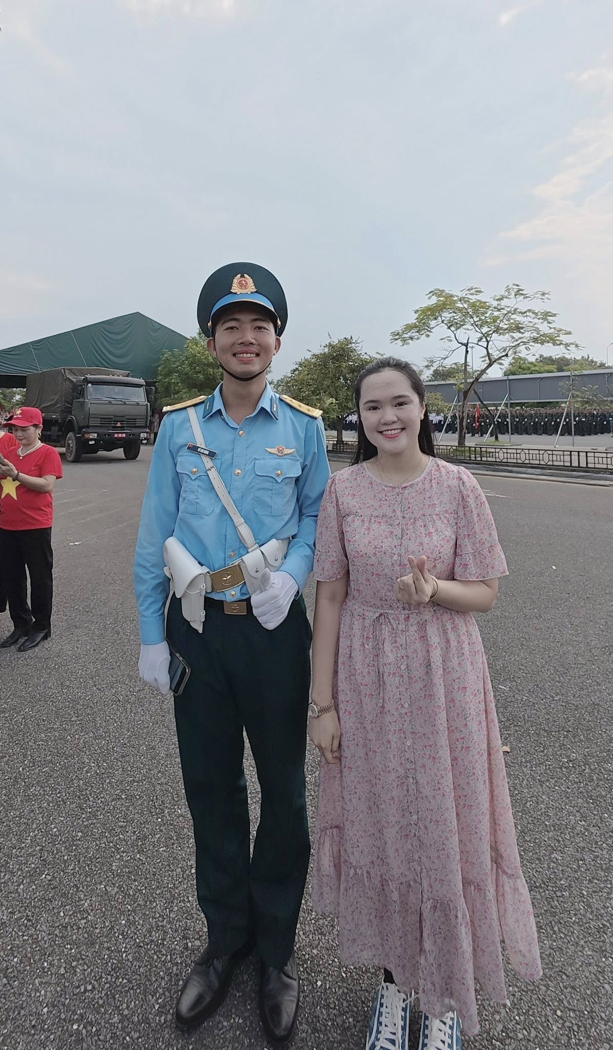 Tiểu thư Quỳnh Anh lên đồ như công chúa cùng Duy Mạnh đi đu chiến sĩ 80, khoe ảnh "thắng đời 1-0" - Ảnh 3. Tiểu thư Quỳnh Anh lên đồ như công chúa cùng Duy Mạnh đi đu chiến sĩ 80, khoe ảnh "thắng đời 1-0" - Ảnh 3.