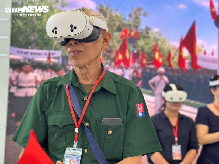 Cựu chiến binh Đặng Giang Giang tặng quà đặc biệt tại triển lãm “ Trở về thời khắc thiêng liêng ” - Ảnh 1.